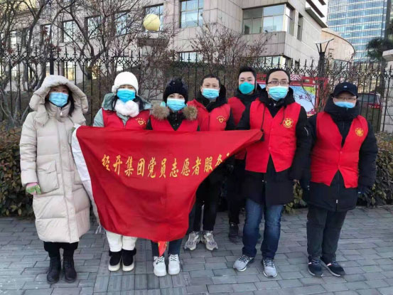 倡導(dǎo)文明交通 經(jīng)開志愿者在寒風(fēng)中佇立