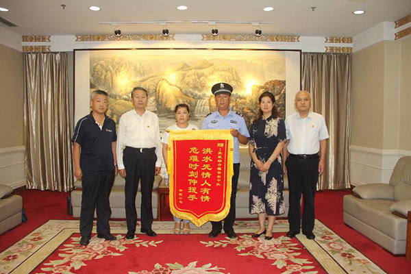 洪水無(wú)情人有情 ?危難時(shí)刻伸援手